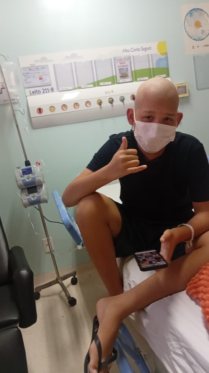 Ytalo Gabriel, 13 anos, sorrindo durante uma sessão de quimioterapia no hospital